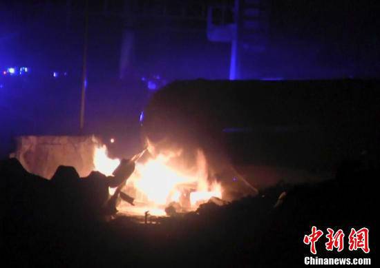 火災(zāi)現(xiàn)場(chǎng)，可以看到一個(gè)儲(chǔ)氣罐正在熊熊燃燒。