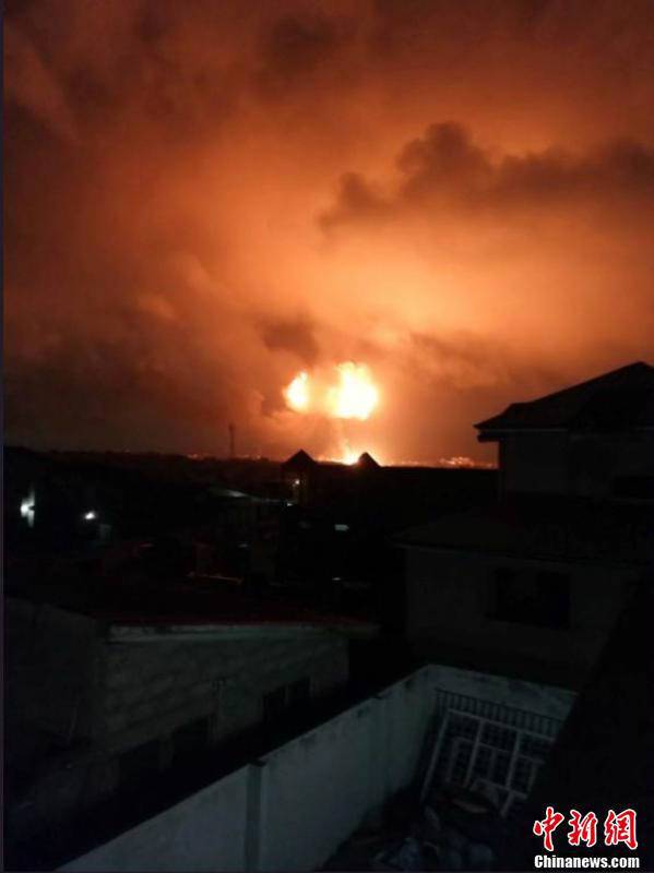 當(dāng)?shù)貢r(shí)間10月7日，加納首都阿克拉市區(qū)北部一燃?xì)庹井?dāng)晚發(fā)生爆炸，造成至少2人死亡。從視頻截圖畫面來(lái)看，現(xiàn)場(chǎng)火光沖天，火勢(shì)兇猛。