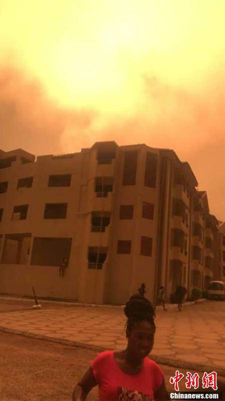 據(jù)悉，爆炸發(fā)生在當(dāng)晚7時(shí)30分許。加納國(guó)家災(zāi)難管理組織官員阿布&middot;拉馬丹在現(xiàn)場(chǎng)說(shuō)，目前確認(rèn)爆炸造成至少2人死亡。