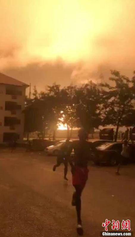 現(xiàn)場(chǎng)目擊者稱，該燃?xì)庹颈ê笠剂讼噜彽囊粋€(gè)加油站，引發(fā)二次爆炸。