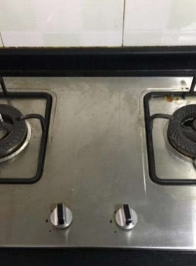 燃?xì)庠羁偸浅觥包S火”？清理火眼或撥動(dòng)灶底的小鐵片，火力一下變正常